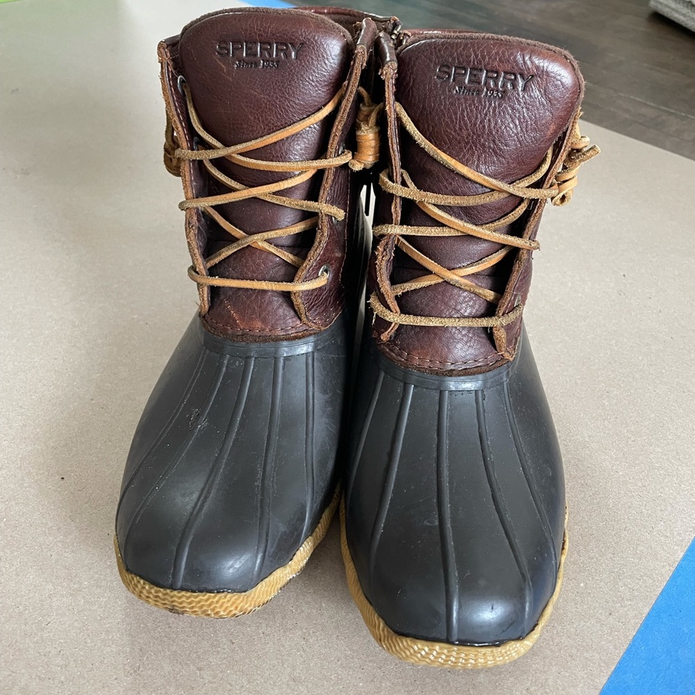 Saltwater Sperry 8.5 gently used